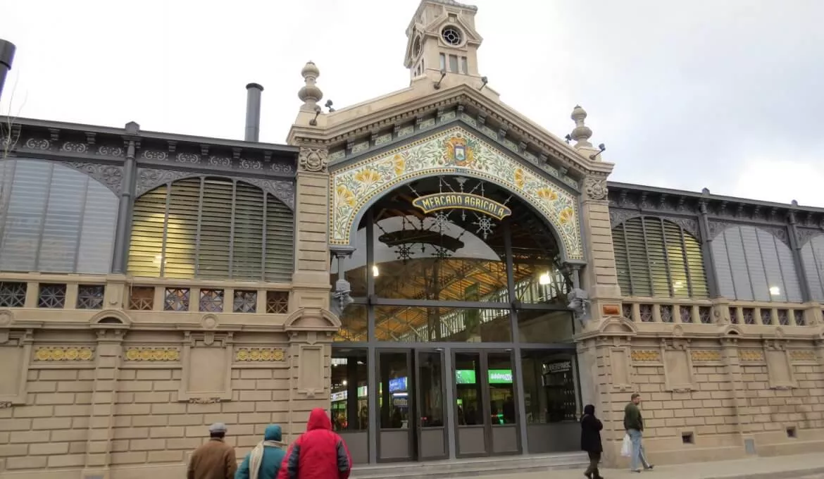 Mercado Agrícola de Montevidéu (MAM) Interior do Mercado Agrícola de Montevidéu (MAM) com barracas de produtos.