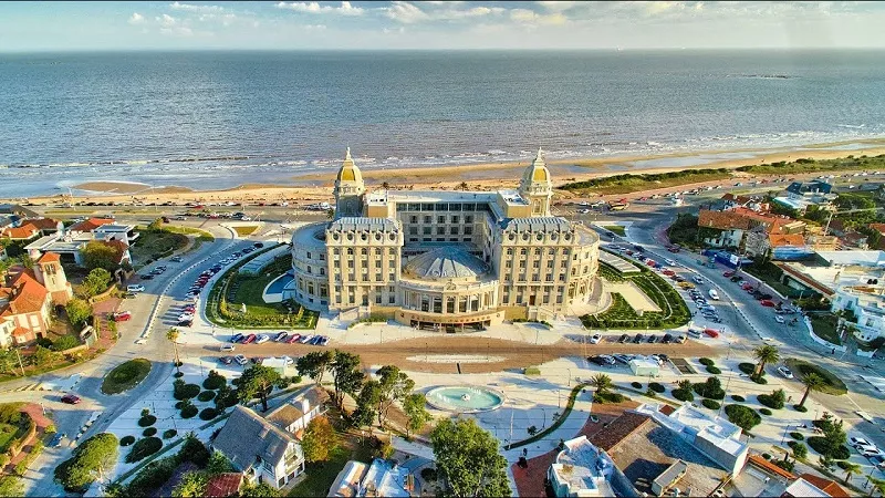 Hotéis de luxo em Carrasco Rua arborizada no bairro de Carrasco, Montevidéu.