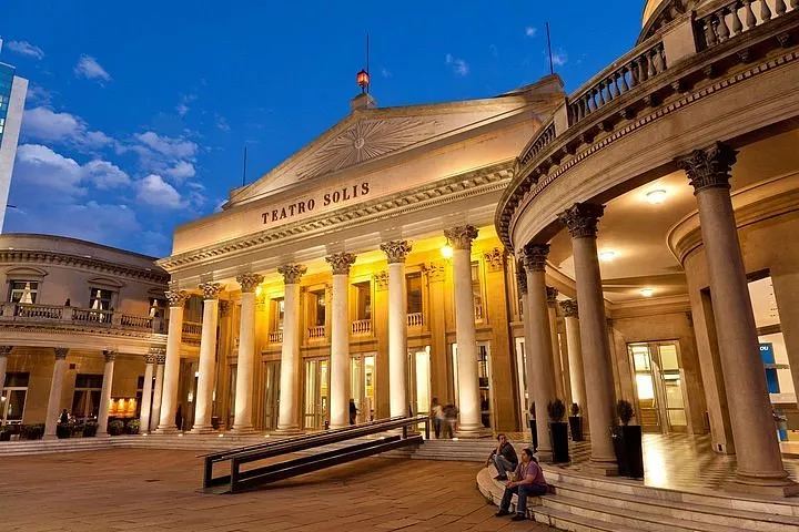 Visita ao Teatro Solís Fachada iluminada do Teatro Solís à noite.