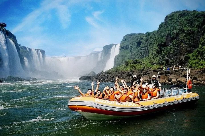 Passeio de barco nas Cataratas (Gran Aventura) Bote se aproximando das quedas das Cataratas do Iguaçu.