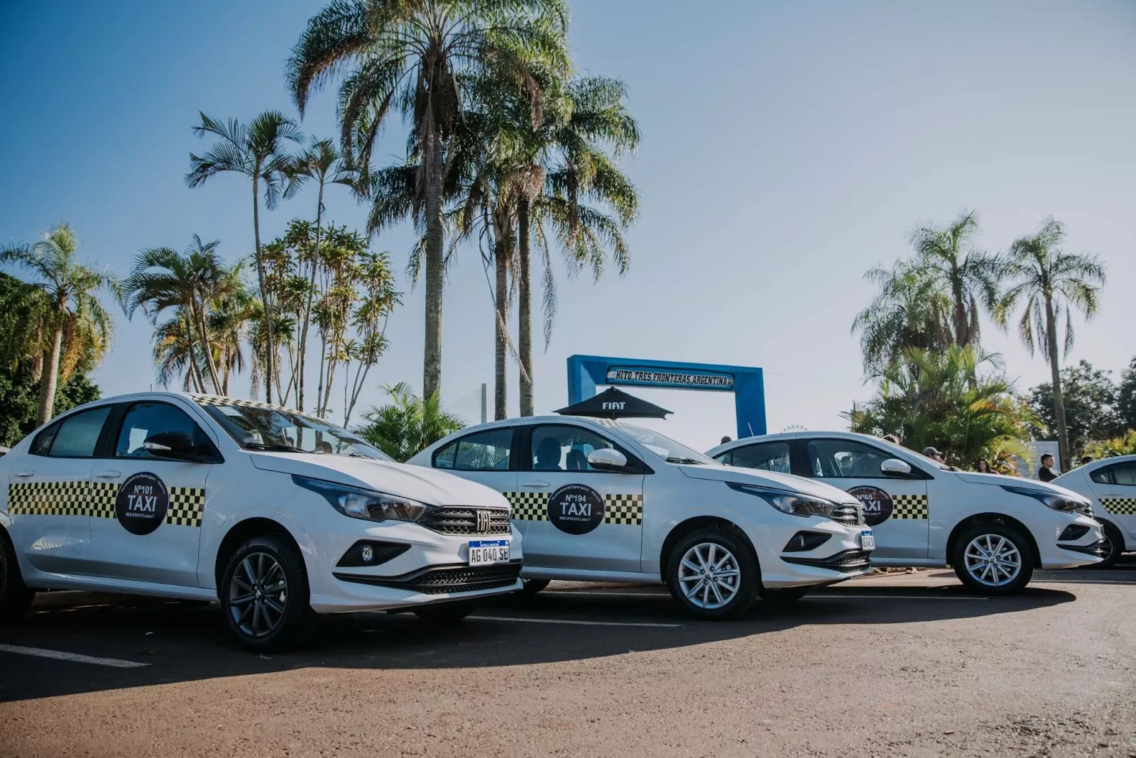 Táxis em Puerto Iguazú Táxis amarelos e pretos estacionados em uma rua da Argentina, em Puerto Iguazú.