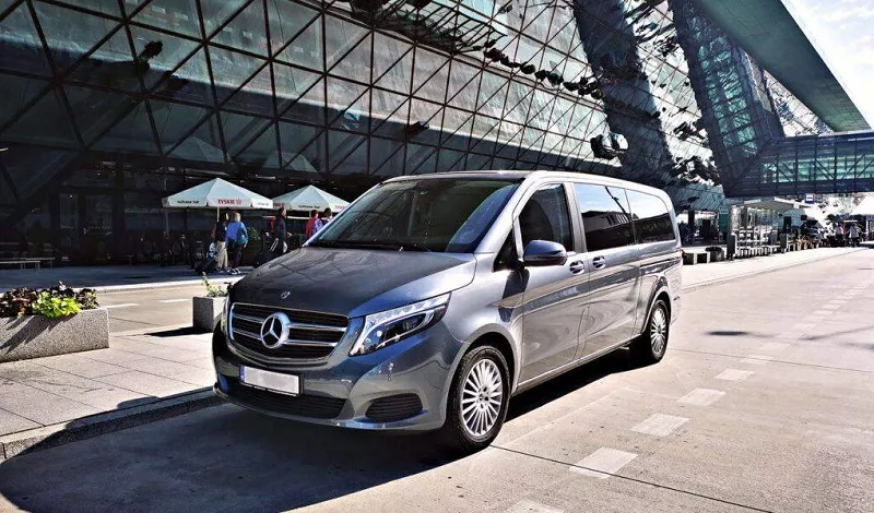 Transfer do Aeroporto de Iguazú Van de transfer turístico esperando passageiros.