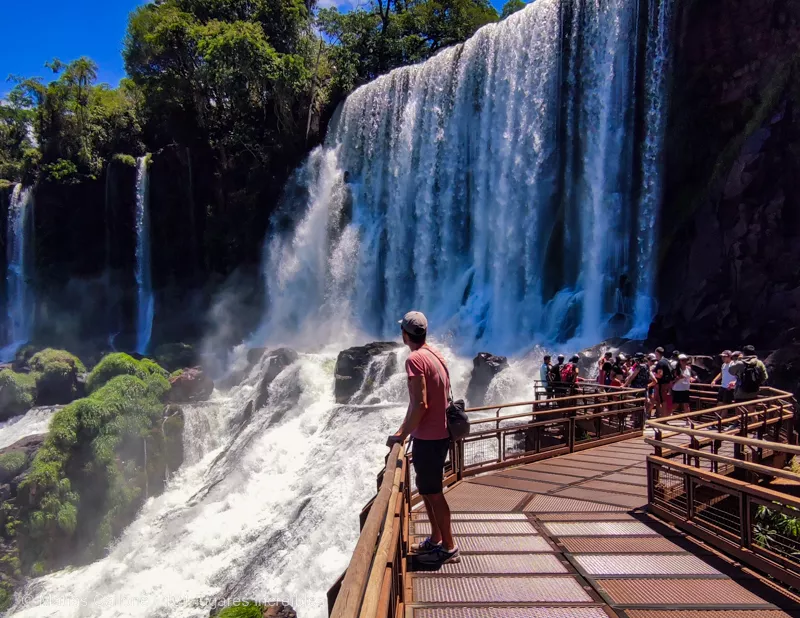 Caminhando no Parque Nacional Iguazú Passarela de caminhada sobre as Cataratas do Iguaçu no lado argentino.
