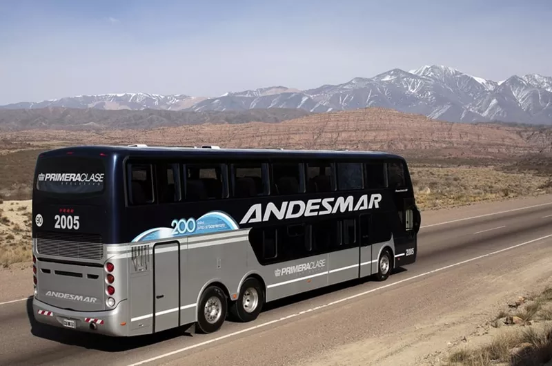 Como chegar a Porto Madryn de ônibus Ônibus de longa distância viajando por uma estrada na Patagônia.