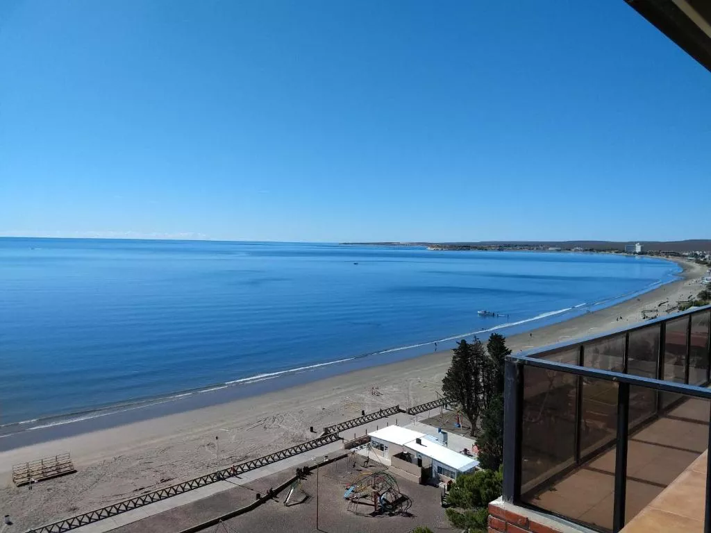 Hotéis à beira-mar em Porto Madryn Hotel à beira-mar em Porto Madryn com vista para o oceano.