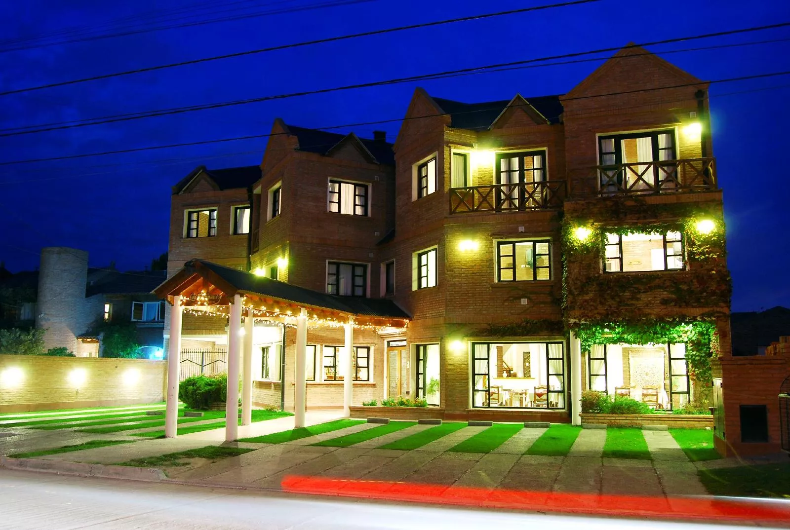 Pousadas e hospedagens familiares Fachada de uma pousada acolhedora em Porto Madryn.