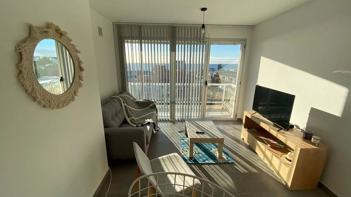 Aluguel de apartamentos em Porto Madryn Interior de um apartamento moderno com cozinha para alugar em Porto Madryn.