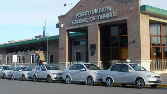 Táxis e Remises em Porto Madryn Táxis estacionados em uma rua de Porto Madryn.