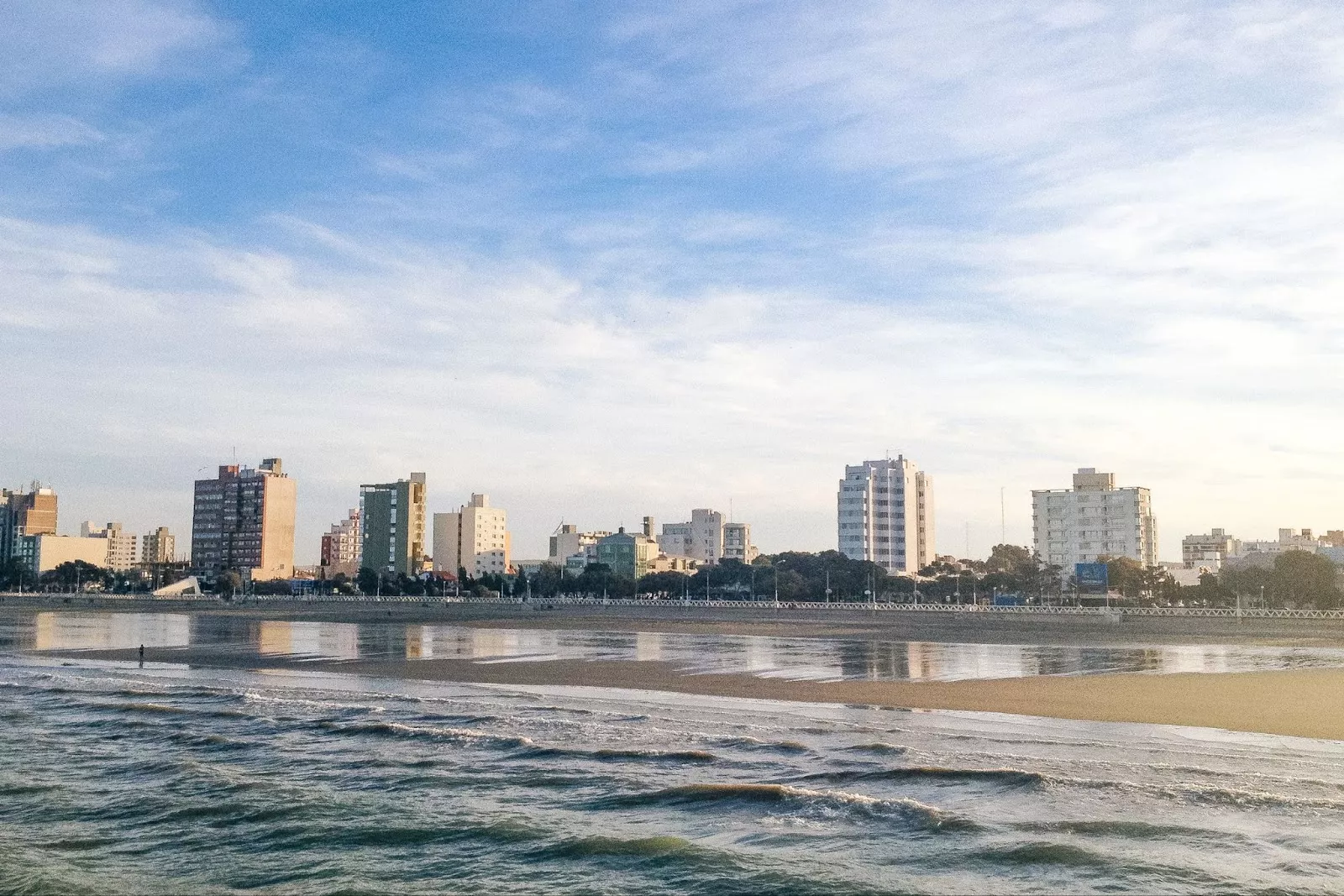 Caminhando pela orla de Porto Madryn Pessoas caminhando na orla de Porto Madryn.