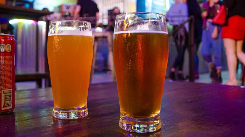 Bares e pubs em Porto Madryn Interior de um pub em Porto Madryn com pessoas bebendo cerveja.