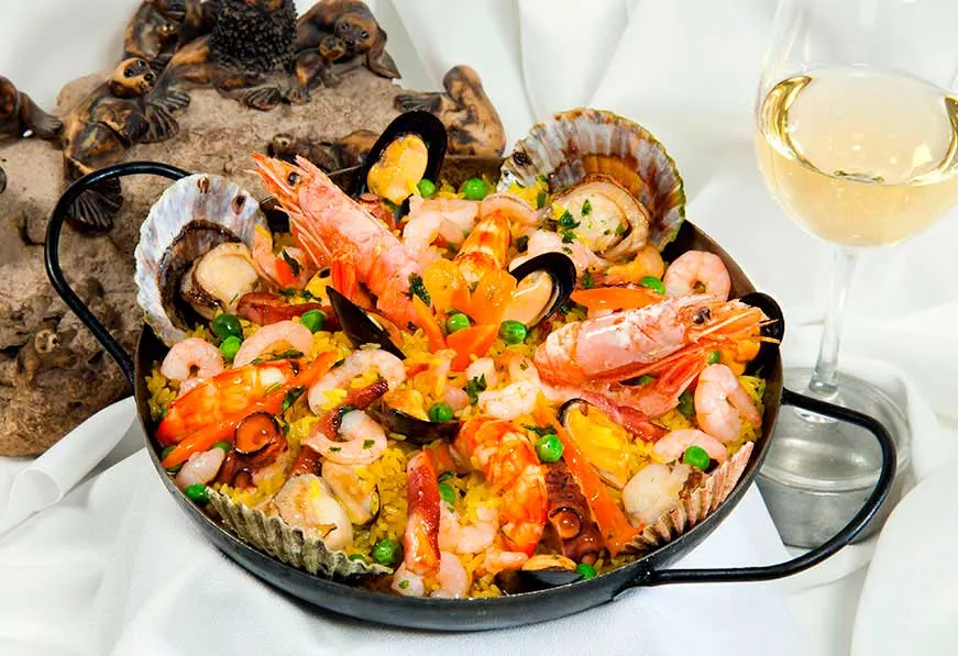 Gastronomia em Porto Madryn Prato gourmet de frutos do mar servido em um restaurante em Porto Madryn.