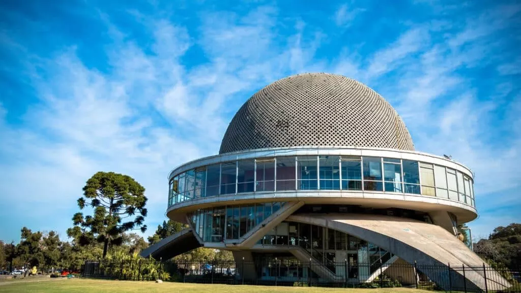 Planetário de Buenos Aires em Palermo O Planetário Galileo Galilei iluminado à noite em Palermo.