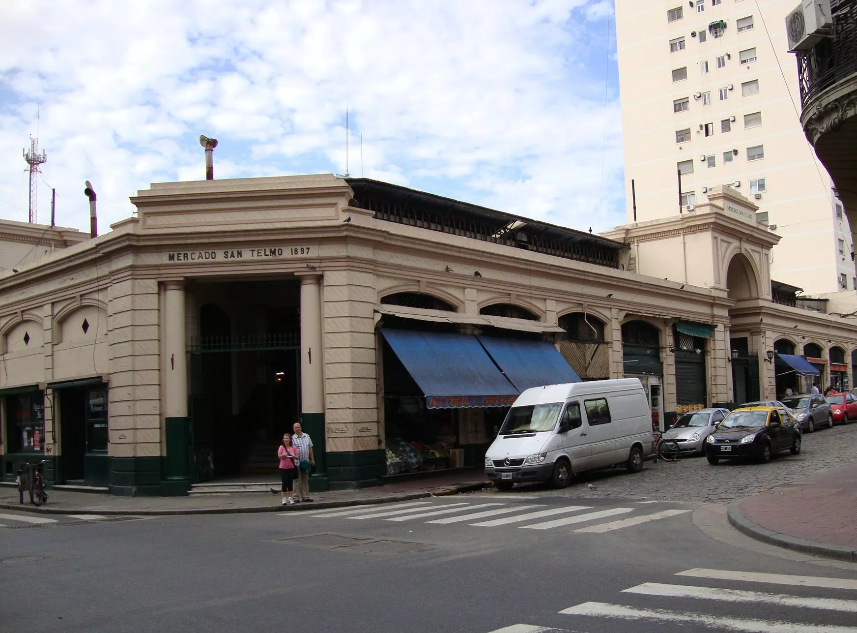 Mercado de San Telmo Interior do Mercado de San Telmo, com barracas e pessoas.