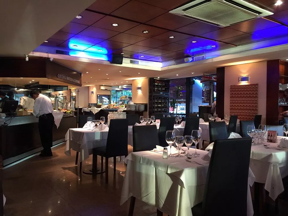 Buffet do Brasas Argentinas em Puerto Madero Buffet de carnes e saladas no restaurante Brasas Argentinas em Puerto Madero.