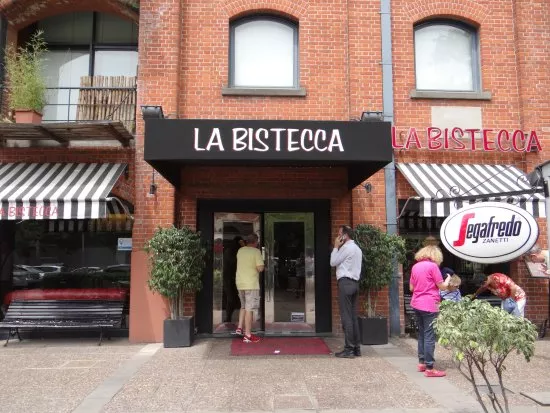 Restaurante La Bistecca Restaurante La Bistecca em Puerto Madero, conhecido pelo buffet e cascata de chocolate.