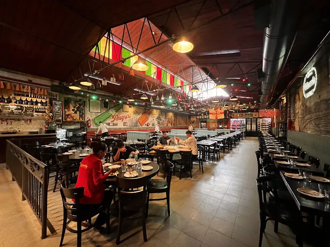 Pizzaria Guerrín na Avenida Corrientes Fachada iluminada da famosa pizzaria Guerrín na Avenida Corrientes.