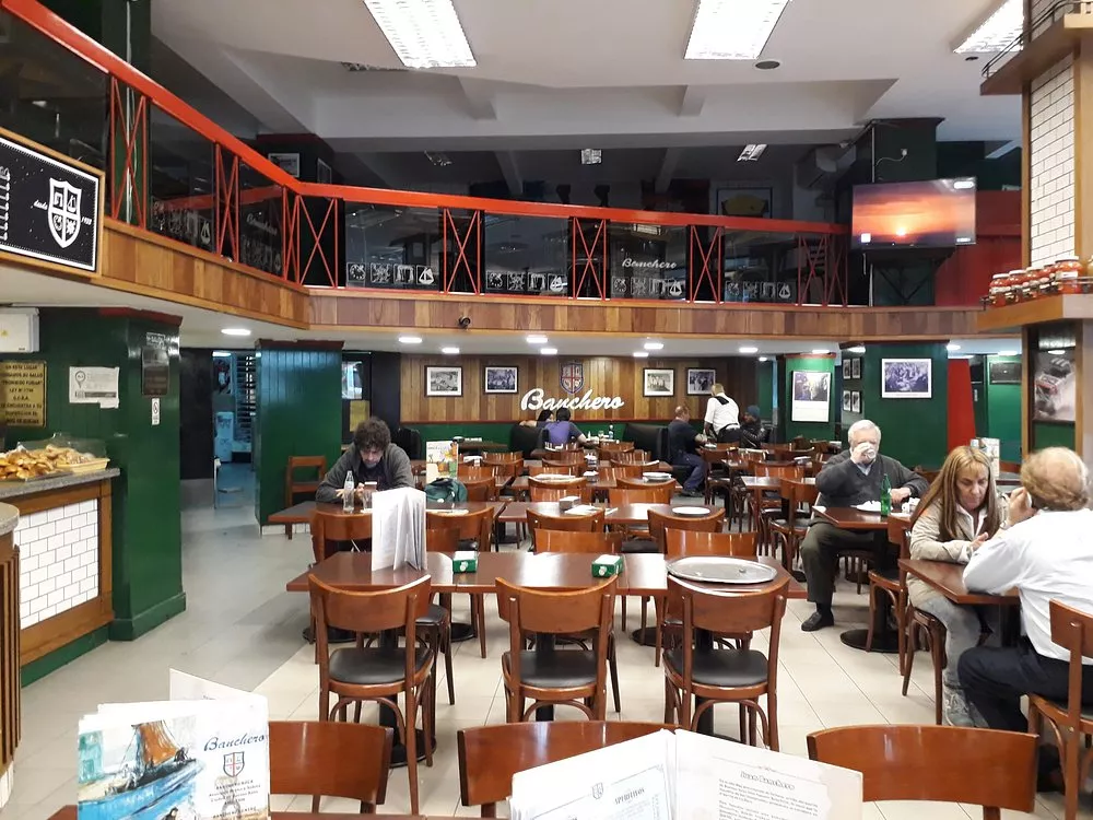 A famosa fugazzetta da Banchero Pizza fugazzetta na pizzaria Banchero, criadora da receita.
