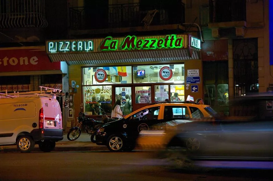 Pizzaria La Mezzetta Balcão da pizzaria La Mezzetta, conhecida por seus sabores tradicionais.