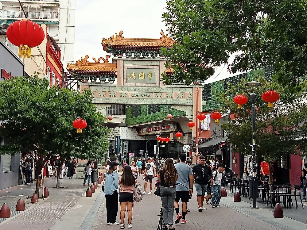 Arquitetura típica do Bairro Chinês Detalhes da arquitetura e decorações de rua no Bairro Chinês de Buenos Aires.