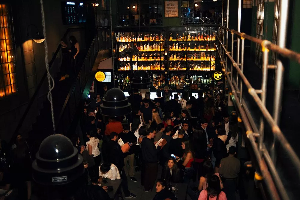 The Hole Bar: o bar temático de Alcatraz Interior do The Hole Bar, com tema da prisão de Alcatraz, em Palermo.