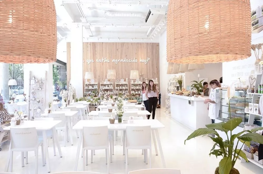 Café Gratitude em Palermo Ambiente relaxante e natural do café Gratitude em Palermo.