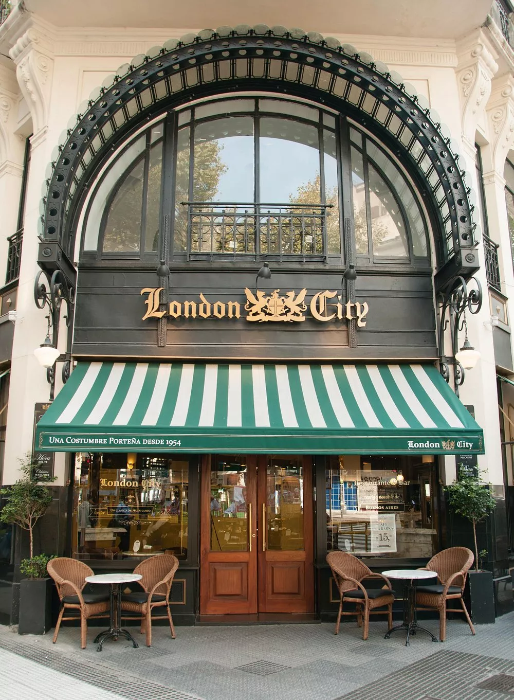 Café Notable London City Fachada do tradicional café London City em Buenos Aires, um Café Notable.
