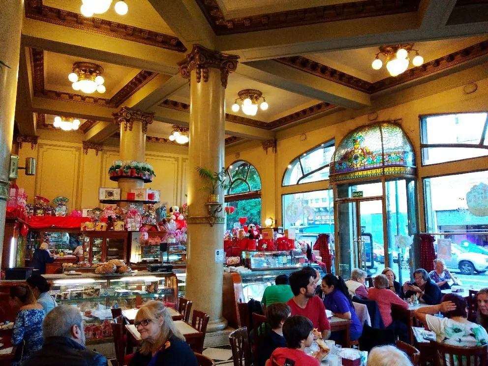 Confeitaria Las Violetas, um clássico de Buenos Aires Interior luxuoso com vitrais da confeitaria Las Violetas em Almagro.