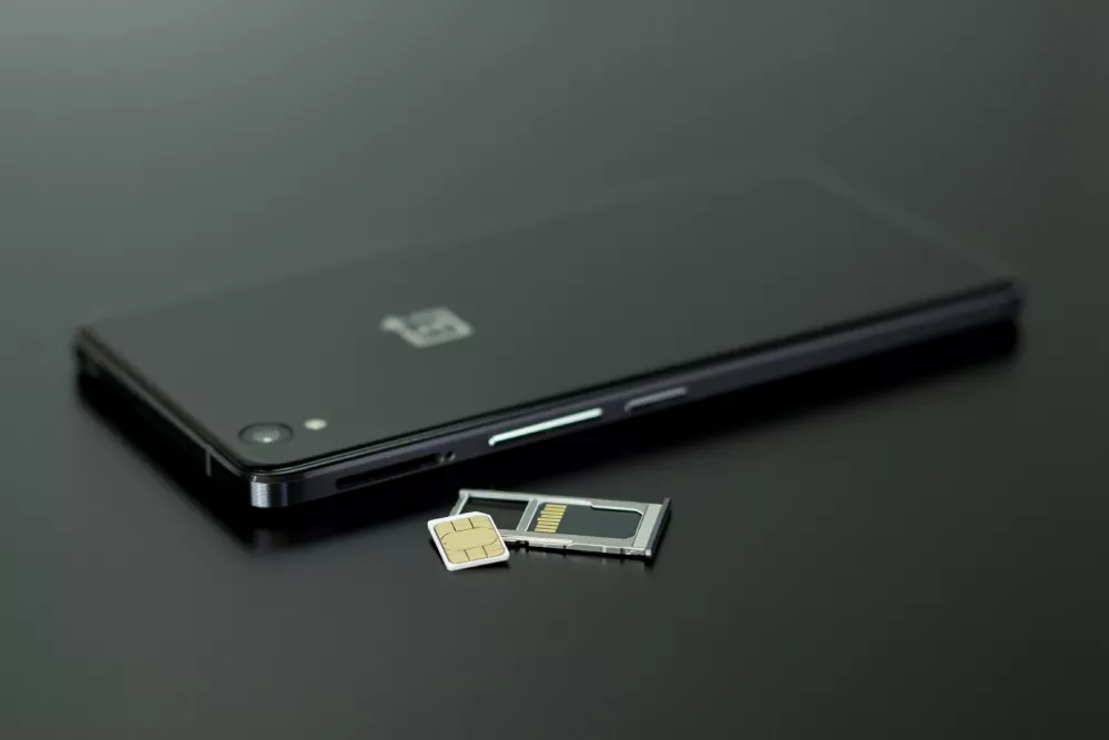 Comprar chip de celular em Buenos Aires Pessoa inserindo um chip de celular (SIM card) em um smartphone.