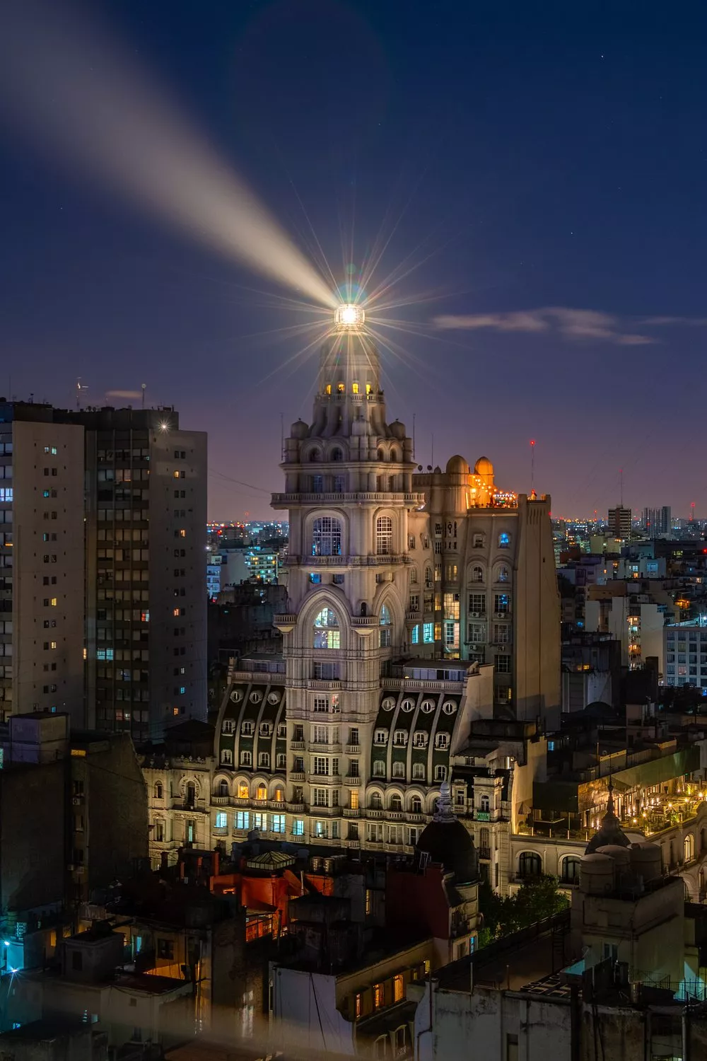Visita Guiada ao Palácio Barolo Fachada imponente do Palácio Barolo em Buenos Aires, inspirado na Divina Comédia.