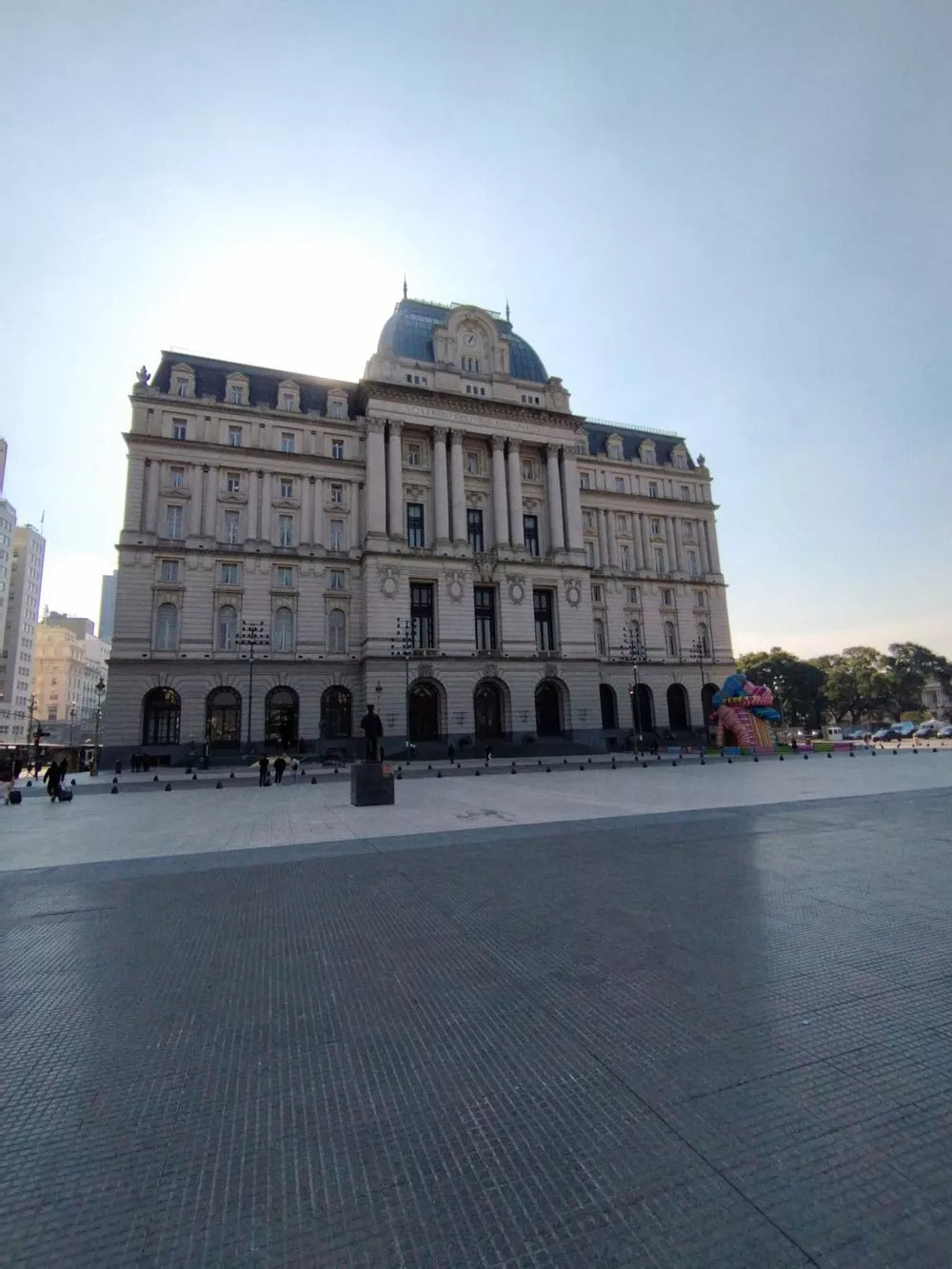 Conheça o Centro Cultural Kirchner Interior moderno do Centro Cultural Kirchner (CCK) em Buenos Aires.