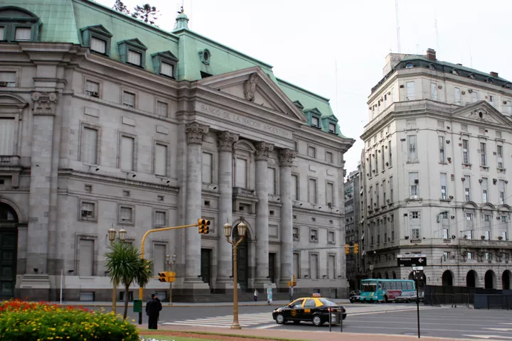 Banco de la Nación Argentina Edifício do Banco de la Nación Argentina em frente à Plaza de Mayo.