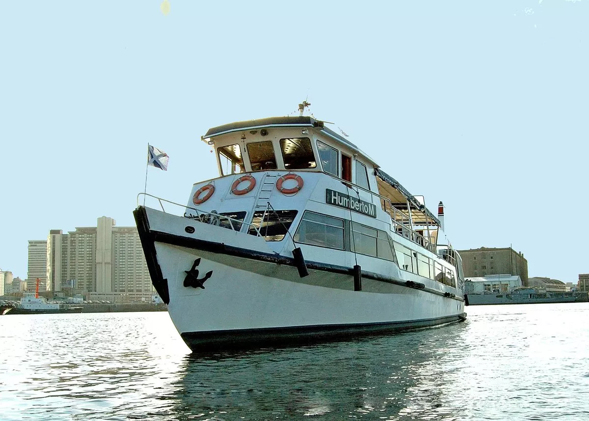 Passeio de barco romântico em Buenos Aires Passeio de barco Humberto M navegando pelo Río de la Plata ao pôr do sol.