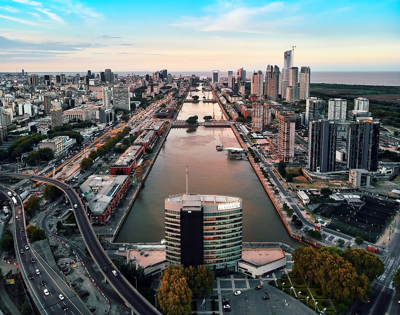 O que fazer em Puerto Madero Vista da Puente de la Mujer e dos arranha-céus de Puerto Madero, Buenos Aires