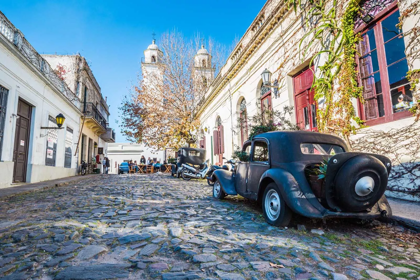 Viagem de um dia para Colonia del Sacramento Rua histórica de paralelepípedos em Colonia del Sacramento, Uruguai.