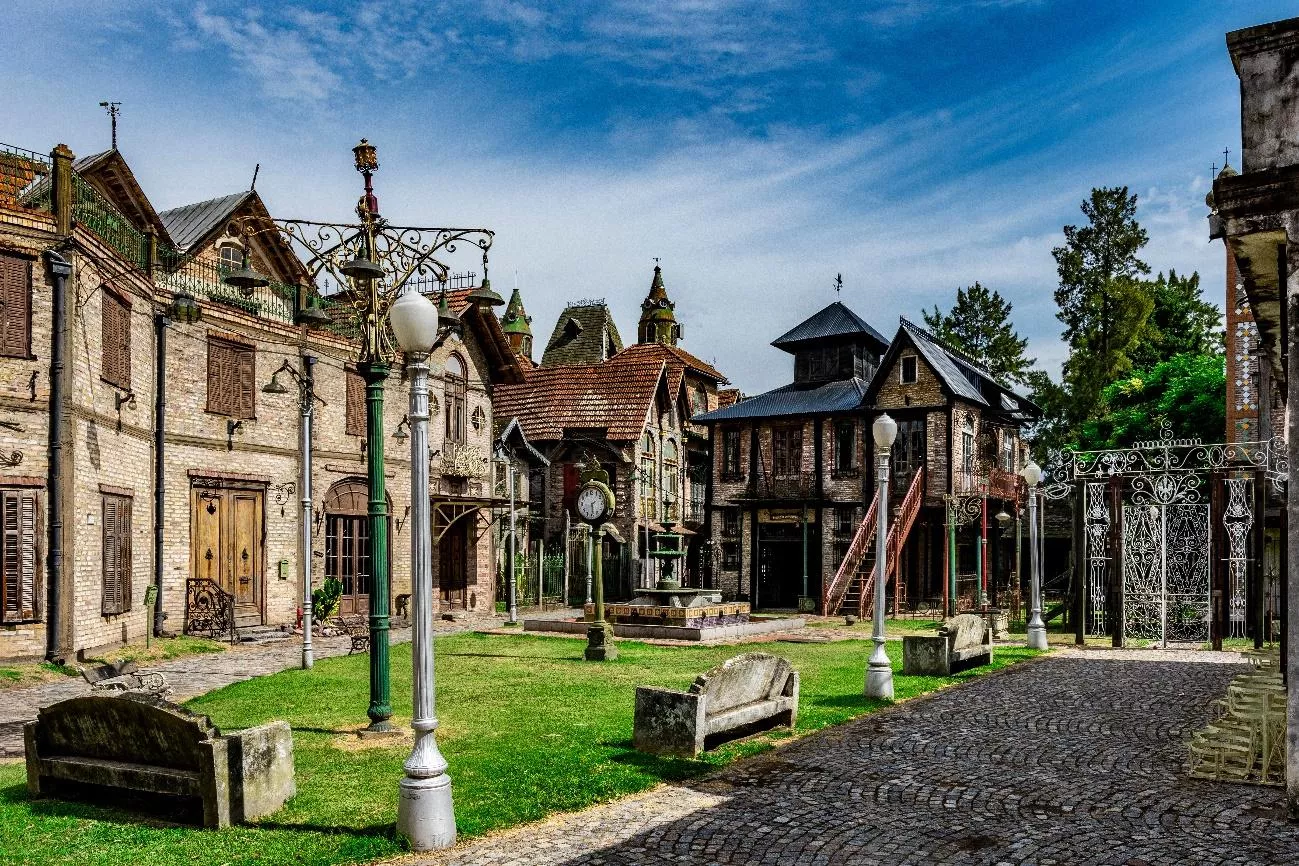 Aldeia Medieval de Campanopolis Construções em estilo medieval na aldeia de Campanopolis, perto de Buenos Aires.